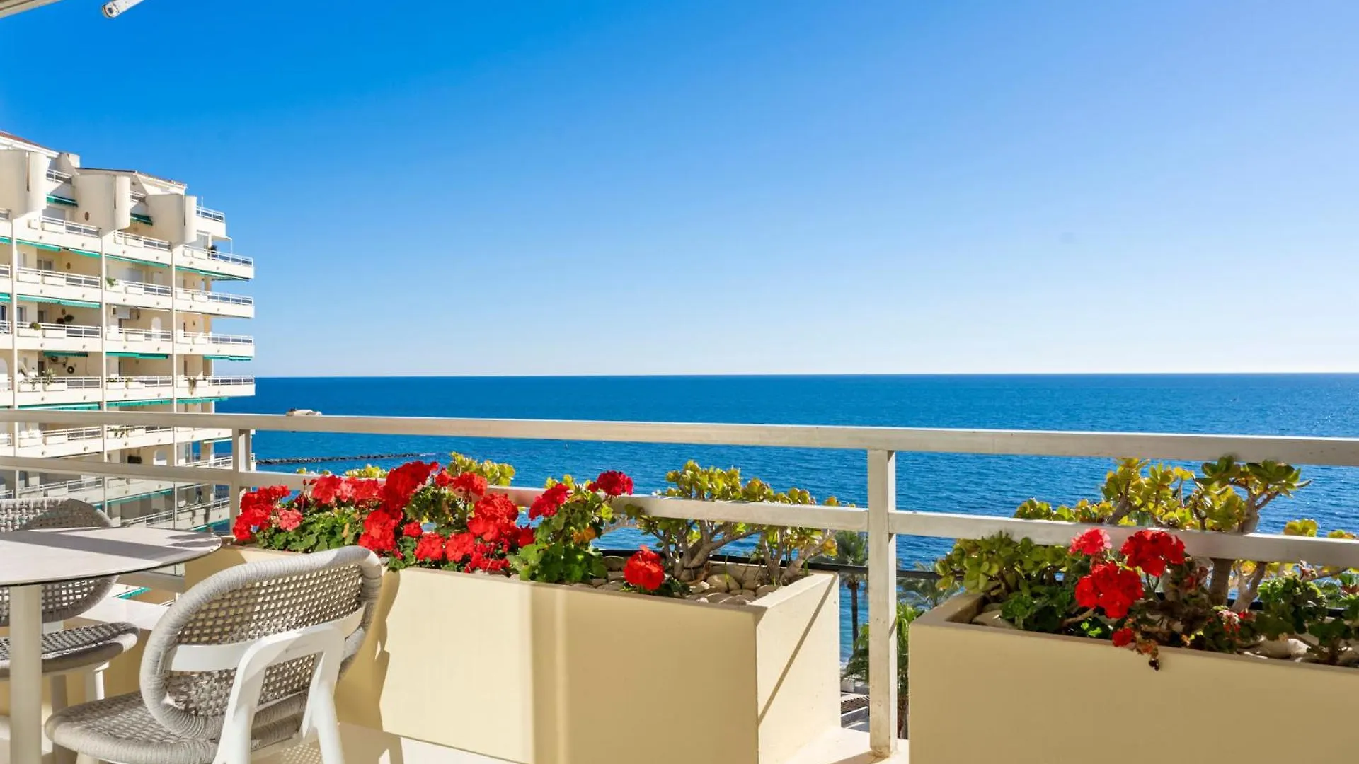 Beach Front Apartment With Pool Marbella